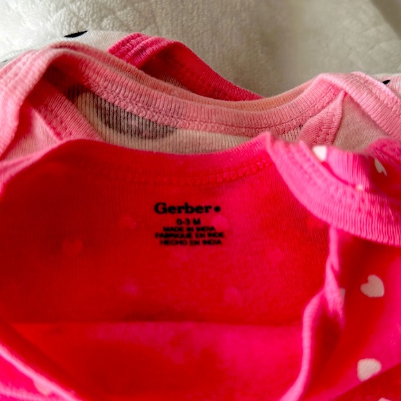 Gerber 0-3 M baby girl Onesies - Picture 6 of 6